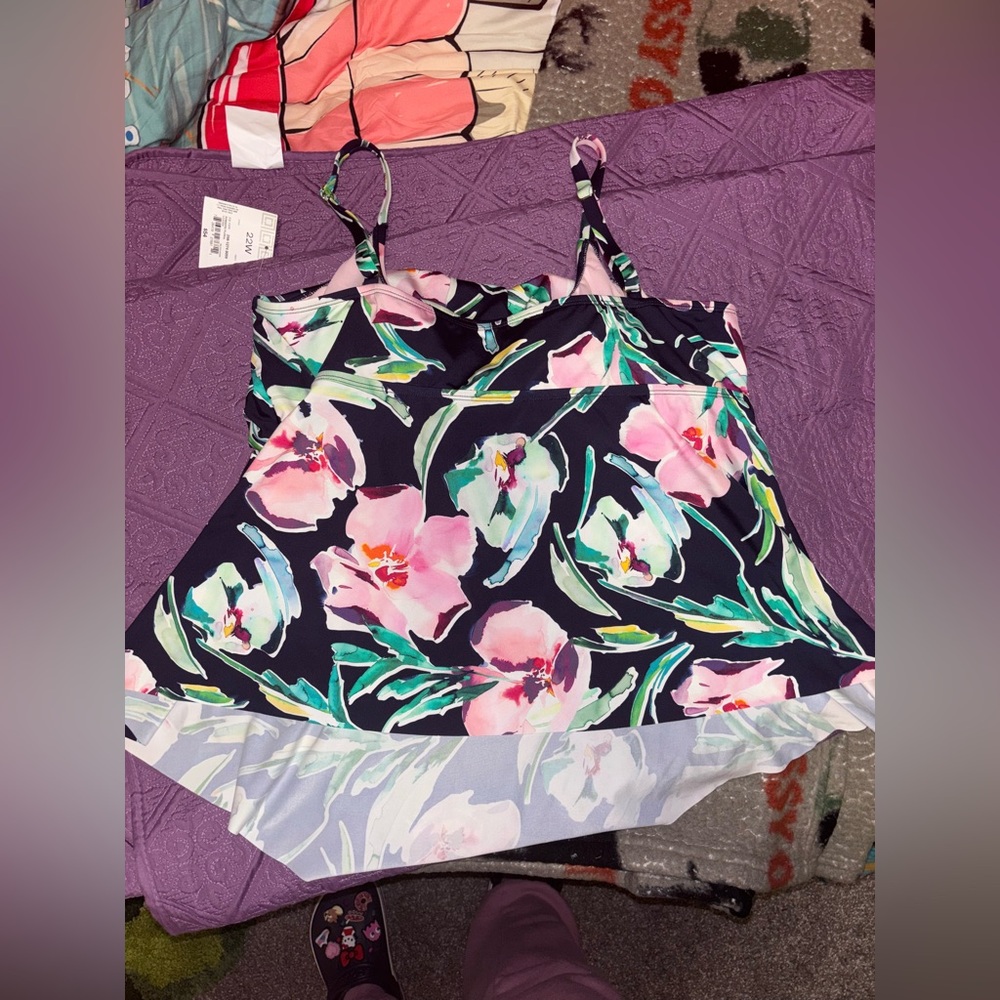 Liz Claiborne swimsuit top..size 22w..(NWT)